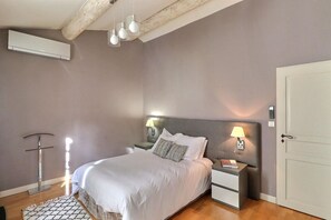 4 chambres, bureau, fer et planche à repasser, accès Internet