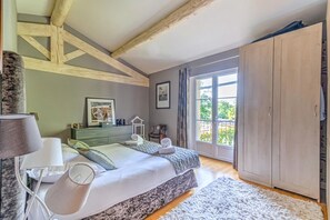 4 soverom, skrivebord, strykejern/-brett og internettilgang