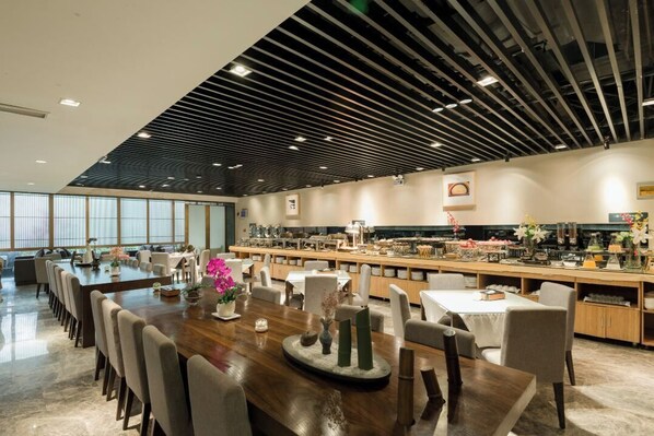 A spacious dining area with a long wooden table and multiple chairs, a bar area with various items, and a modern ceiling design. - SSAW Boutique Hotel Hangzhou Xixi NanLu - Close to Xixi Wetland Area (Hangzhou)