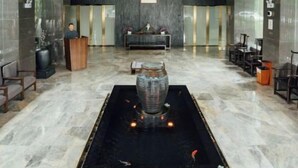 A spacious lobby with a large fountain, a wooden ceiling, and a modern reception desk. - SSAW Boutique Hotel Hangzhou Xixi NanLu - Close to Xixi Wetland Area (Hangzhou)