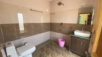 Habitación doble estándar, vista a la montaña | Baño | Regadera, amenidades de baño gratuitas, pantuflas, toallas