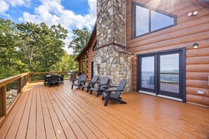 Outdoor dining - Crossbow Cabin | Rustic Log Cabin | Hot Tub | Sleeps 10 (rising fawn)