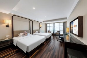 A hotel room with two beds, a desk, a chair, and a TV. - SSAW Boutique Hotel Hangzhou East Railway Station - Close to West Lake (Hangzhou)