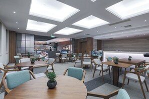 Daily buffet breakfast (CNY 68 per person)