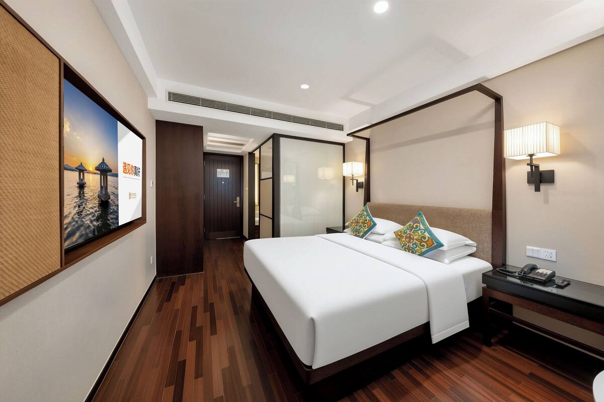 Kamar Double Basic | Minibar gratis, brankas, dan ruang kerja ramah laptop