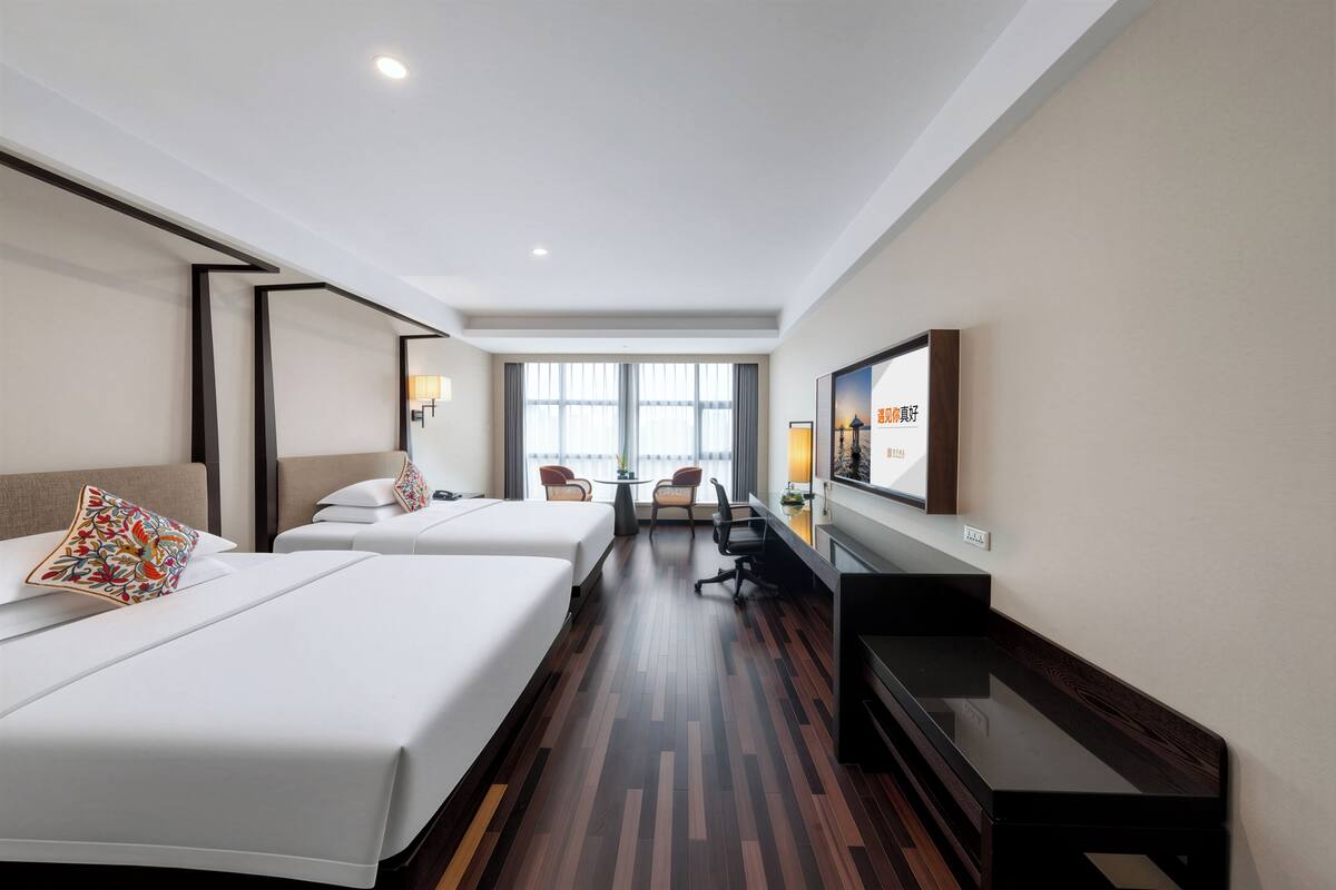 Kamar Twin Klasik | Minibar gratis, brankas, dan ruang kerja ramah laptop