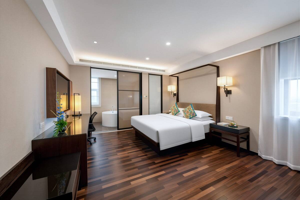 Minibar gratis, brankas, dan ruang kerja ramah laptop