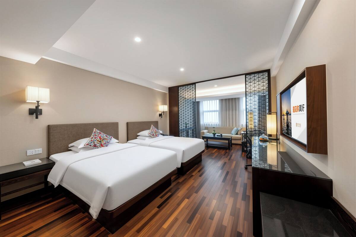 Kamar Twin Comfort | Minibar gratis, brankas, dan ruang kerja ramah laptop