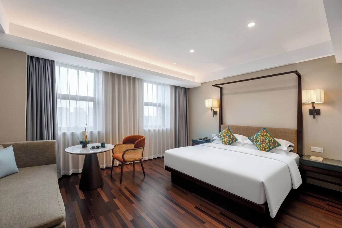 Kamar Double Klasik | Minibar gratis, brankas, dan ruang kerja ramah laptop
