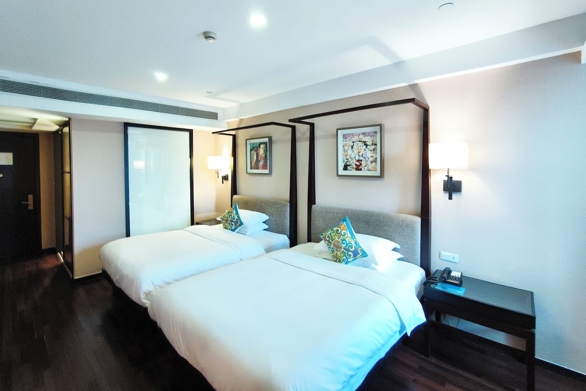 Habitación clásica con 2 camas individuales | Artículos del minibar gratis y caja de seguridad en la habitación