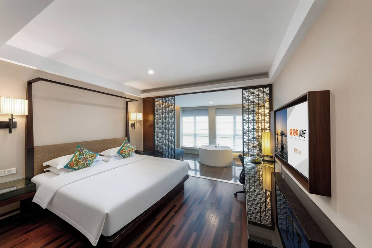 Kamar Double Deluks | Minibar gratis, brankas, dan ruang kerja ramah laptop