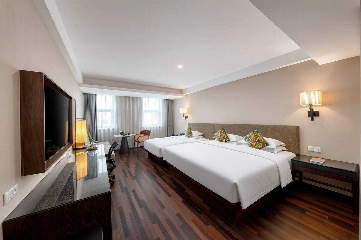 Kamar Triple Keluarga, pemandangan kota | Minibar gratis, brankas, dan ruang kerja ramah laptop