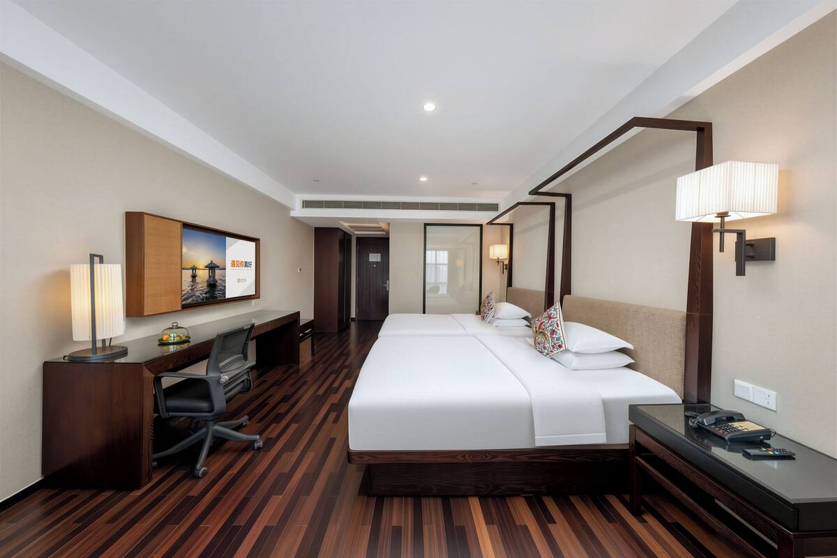 Kamar Twin Basic | Minibar gratis, brankas, dan ruang kerja ramah laptop