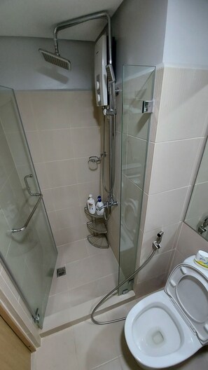 Ducha, secador de pelo, bidet, toallas