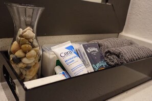 Hair dryer, towels, soap, toilet paper - Houston Luxury Apartment (Houston)