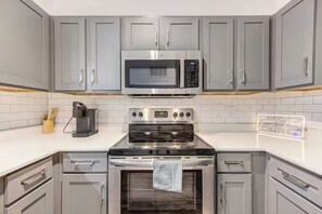 Private kitchen - Houston Luxury Apartment (Houston)