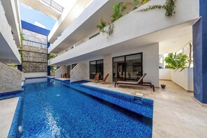 Una piscina al aire libre