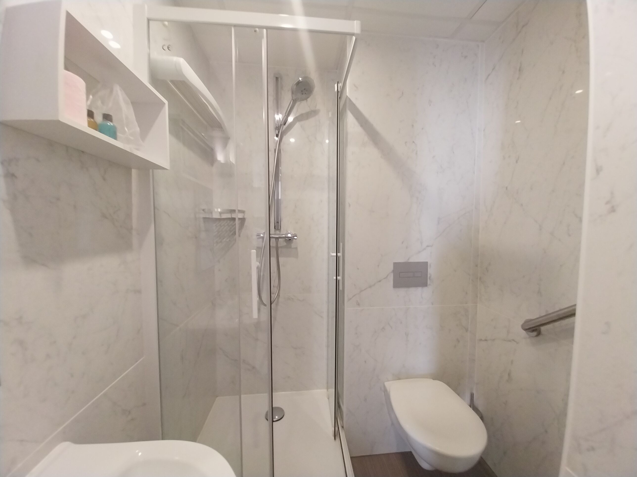 Ducha, secador de pelo, toallas