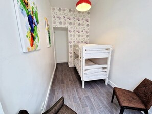 2 bedrooms, internet, bed sheets