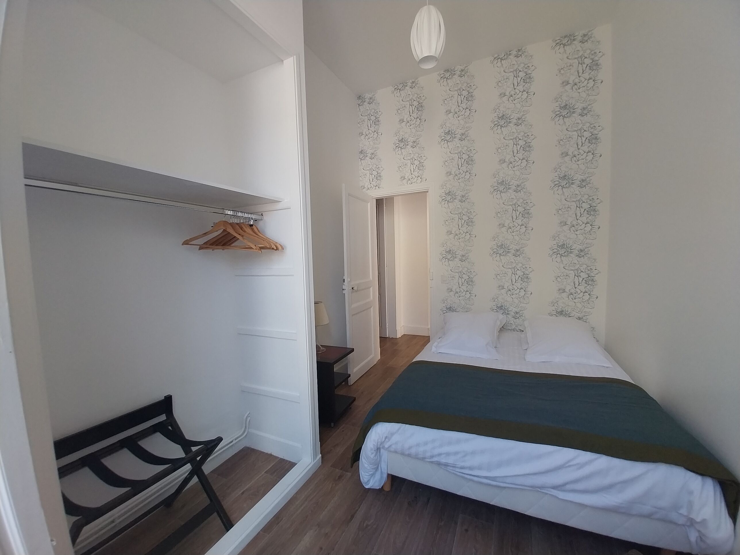 2 bedrooms, internet, bed sheets