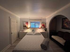 1 bedroom, iron/ironing board, WiFi, bed sheets - Charming 1-bedroom Guesthouse in amazing Ozona with Free Parking & WiFi (Palm Harbor)