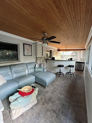 Interior - Charming 1-bedroom Guesthouse in amazing Ozona with Free Parking & WiFi (Palm Harbor)