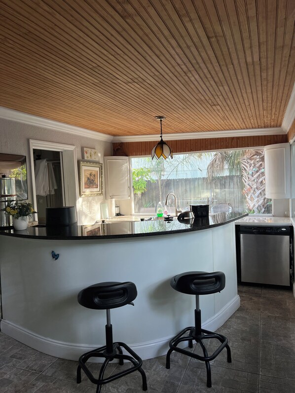 Microwave, oven, stovetop, dishwasher - Charming 1-bedroom Guesthouse in amazing Ozona with Free Parking & WiFi (Palm Harbor)