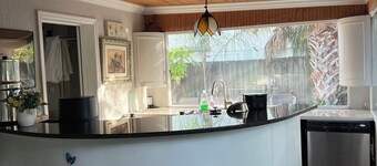 Charming 1-bedroom Guesthouse in amazing Ozona with Free Parking & WiFi