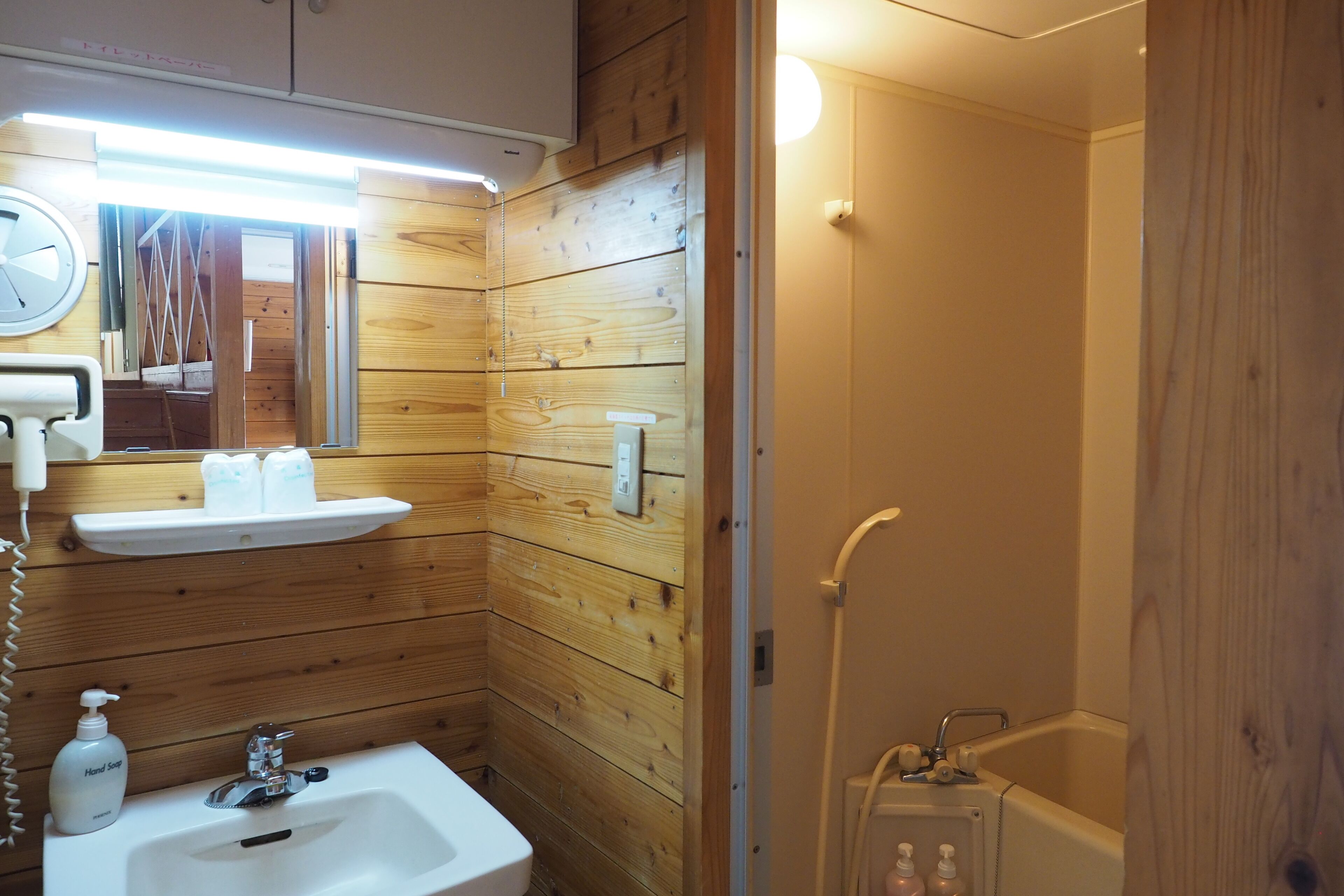 Familierom, ikke-røyk, privat bad (Villa Type, Lodge, with Kitchen) | Bad | Hårføner, badekåper, tøfler og toaletter med elektrisk bidé