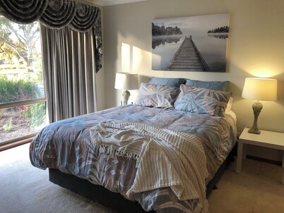 Abideawhile. Spacious family home with views, linen supplied,  move in and relax