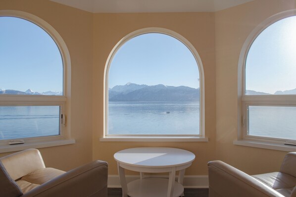 Luxury Condo, 3 Bedrooms, Balcony, Ocean View (709) | Living area