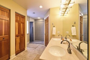 Luxury Condo, Ocean View | Bathroom | Hair dryer, towels, soap, shampoo - Lakeshore Lodges (Homer)