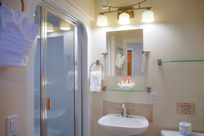 Luxury Condo, 3 Bedrooms, Balcony, Ocean View (715) | Baðherbergi | Snyrtivörur án endurgjalds, hárblásari, hituð gólf, handklæði