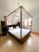 Ropa de cama hipoalergénica y espacio para trabajar con laptop 