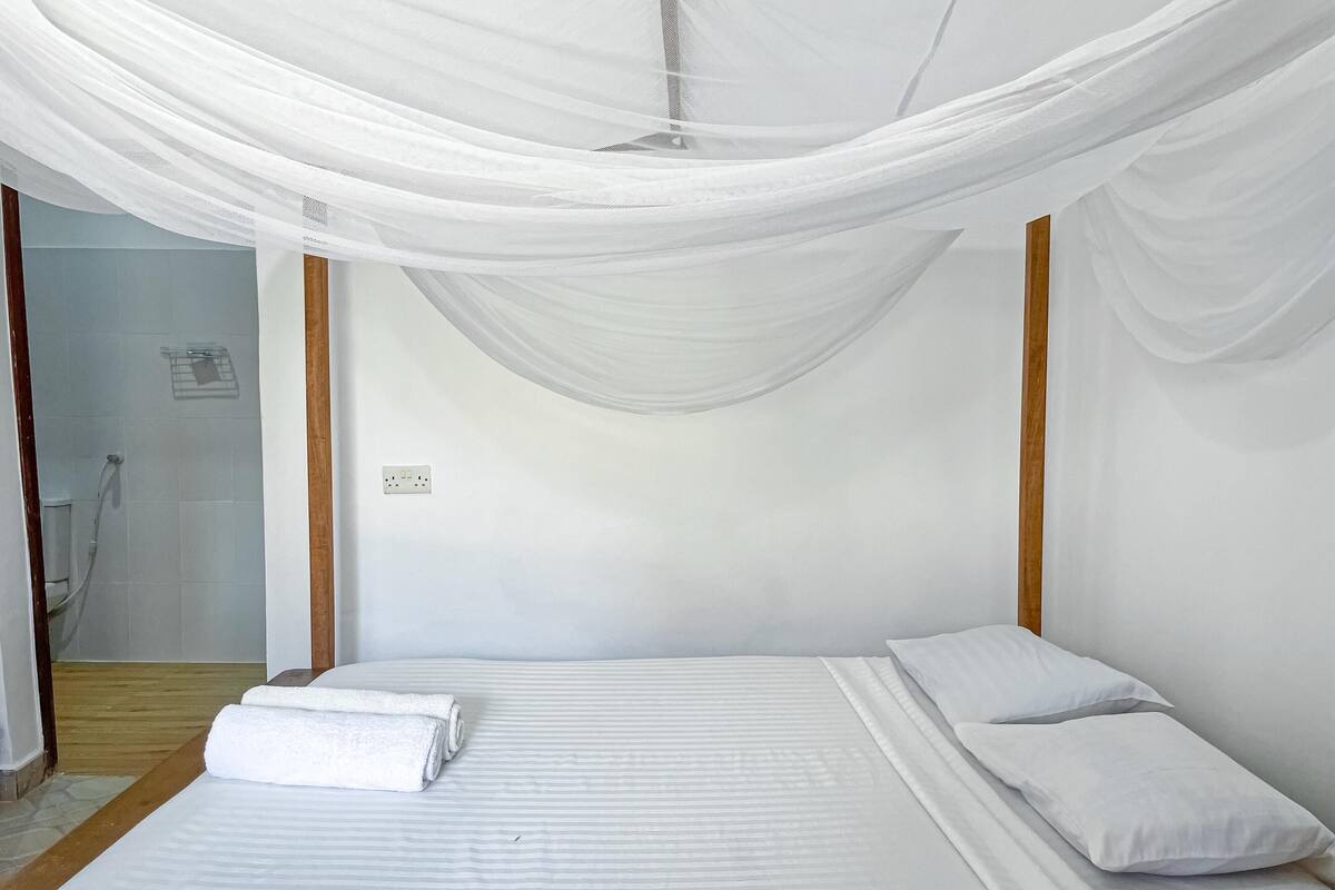 Classic Single Room, Garden View | Hypo-allergenic bedding available, laptop workspace, WiFi (free)