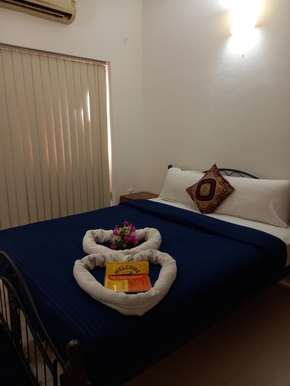 1 bedroom, iron/ironing board, WiFi, bed sheets - COMFORTABLE & COZY STAY IN CandolimBeach BEST FOR FAMILIES AND FRIENDS
Couples (Candolim)