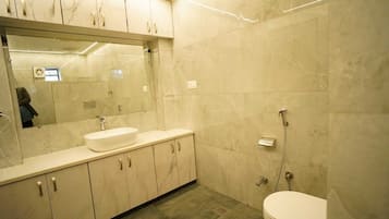 Een haardroger, handdoeken, zeep, toiletpapier