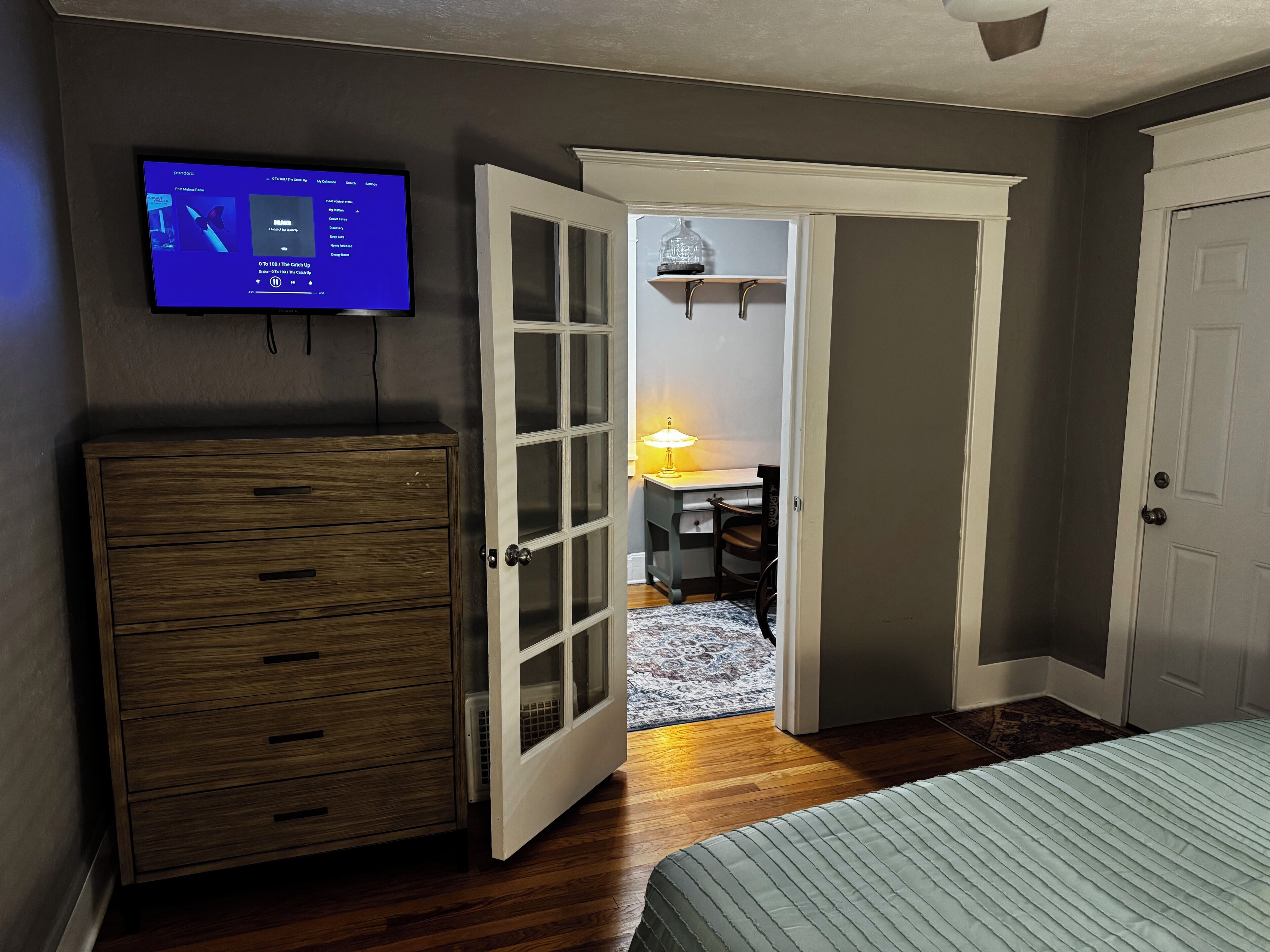 3 habitaciones, escritorio, tabla de planchar con plancha y wifi 