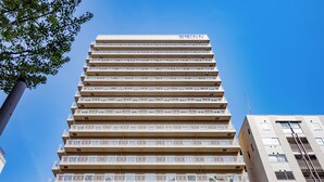 A multi-story building with balconies and a clear blue sky. - Toyoko Inn Kobe Sannomiya Ekimae (Kobe)