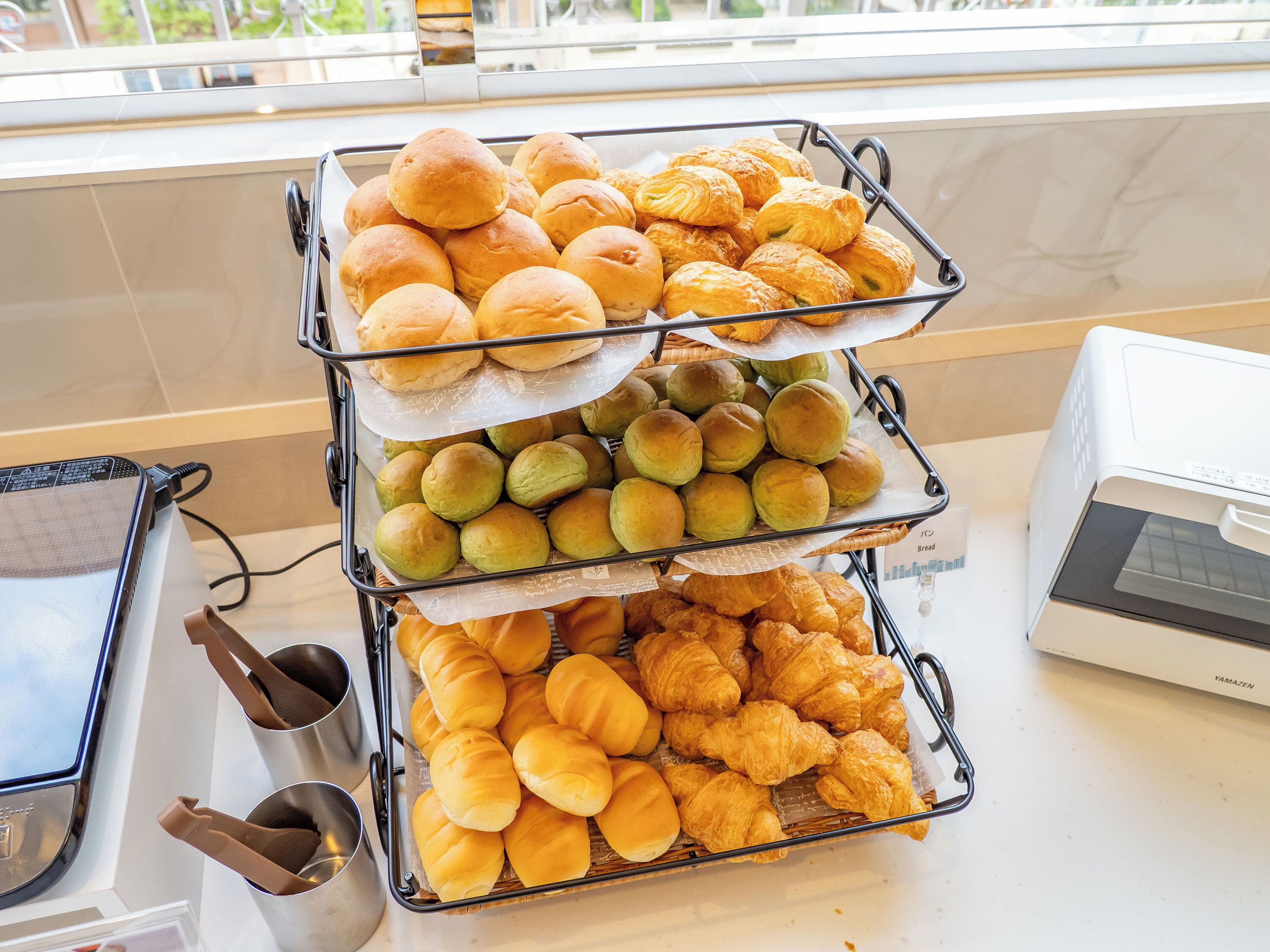 Una vitrina de panadería con diversos productos horneados.