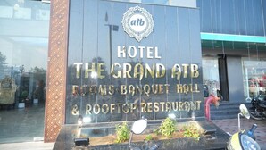 En skylt för hotellet The Grand ATB, som visar att hotellet har rum, en bankettsal och en restaurang på taket.
