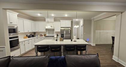 Masters Rental 2026: Spacious 5-bedroom Pet Friendly, Corner lot, Wifi