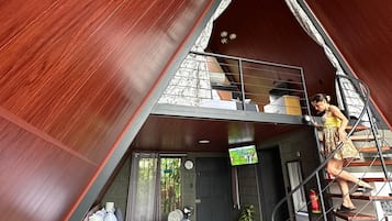 Edredón, cortinas blackout y tabla de planchar con plancha