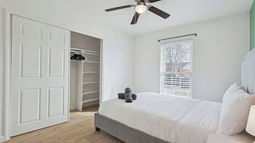 3 Schlafzimmer, Schreibtisch, Bügeleisen/Bügelbrett, Reisekinderbett