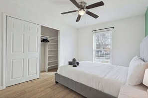 3 Schlafzimmer, Schreibtisch, Bügeleisen/Bügelbrett, Reisekinderbett