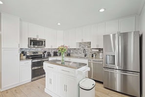 Fridge, microwave, oven, stovetop - Charming 3BD 2BA Villa with Pool (The Colony)