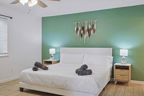 3 Schlafzimmer, Schreibtisch, Bügeleisen/Bügelbrett, Reisekinderbett