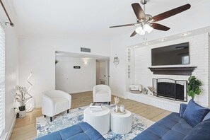 Fernseher, Kamin, Arbeitsbereiche