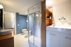 Shower, hair dryer, bidet, towels - Casa Cortese in Center Town (Lucca)