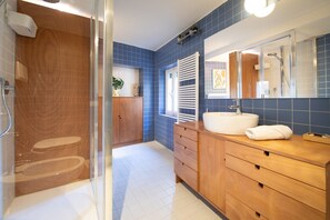 Shower, hair dryer, bidet, towels